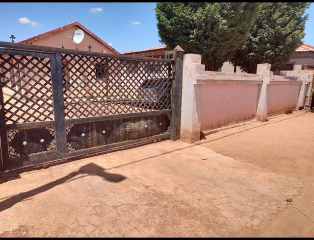 2 BEDROOM HOUSE FOR SALE IN SOSHANGUVE EAST